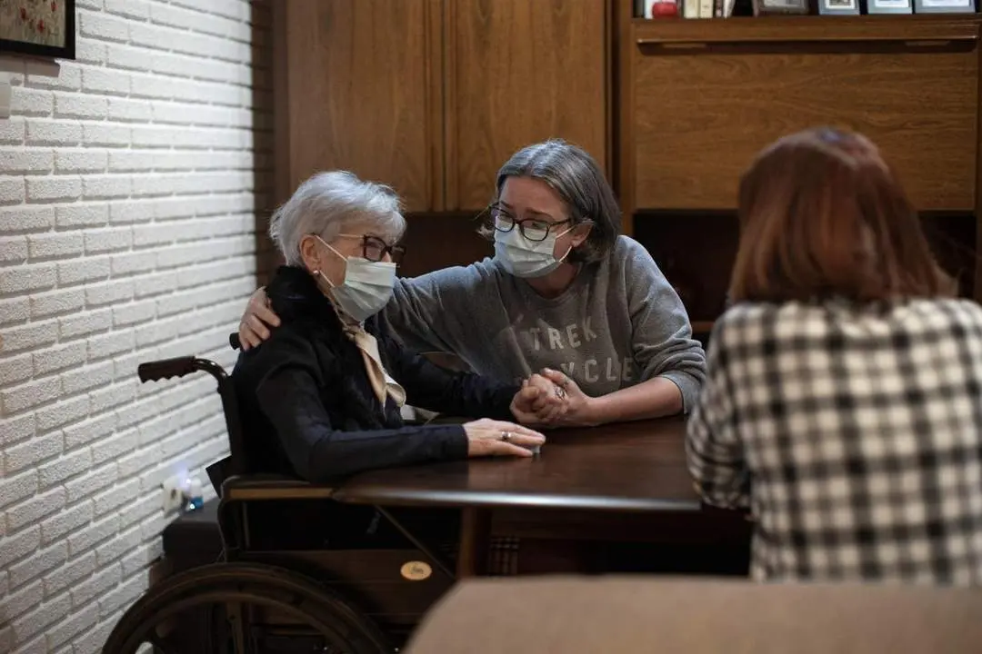Mar&iacute;a, abrazada por su hija Noelia al saber que ha sido aprobada su solicitud para acogerse a la prestaci&oacute;n de ayuda para morir. - EFE