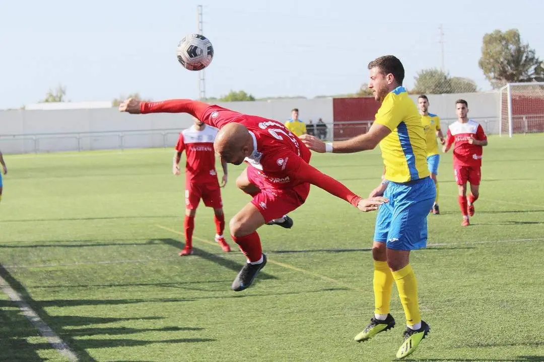 Chino en un acrob&aacute;tico despeje ante un jugador del Tesorillo - Ra&uacute;l J. Bustillos