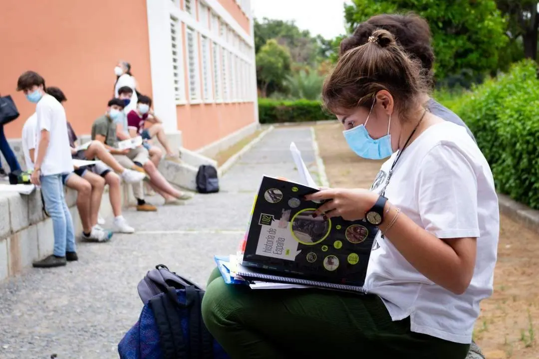 Estudiantes en el campus de la UPO. - UNIVERSIDAD PABLO DE OLAVIDE 