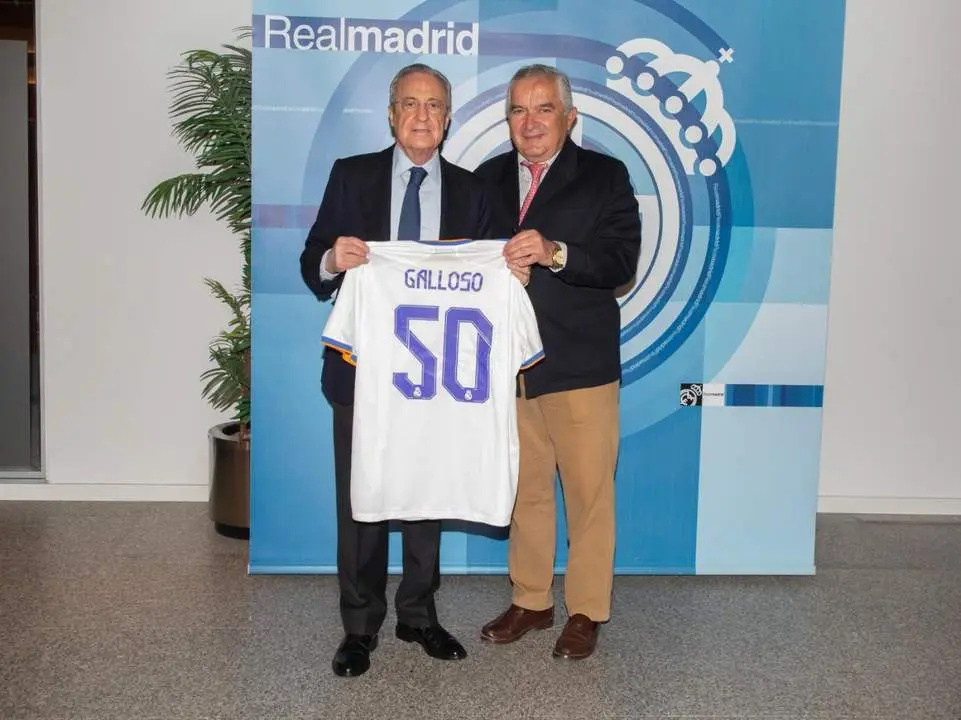 Florentino P&eacute;rez posa junto a Jos&eacute; Luis Galloso con la camiseta que le rinde homenaje. - Viva.