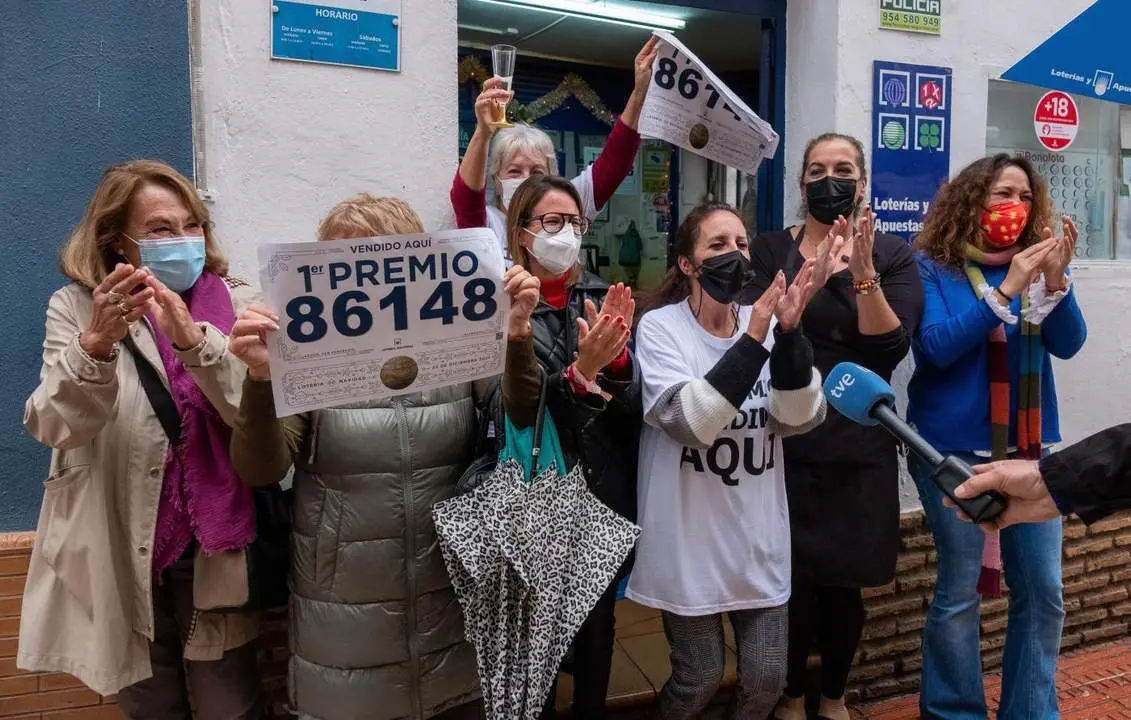 Celebraci&oacute;n en la Administraci&oacute;n que ha vendido el Gordo en Ayamonte. - JULI&Aacute;N P&Eacute;REZ / EFE
