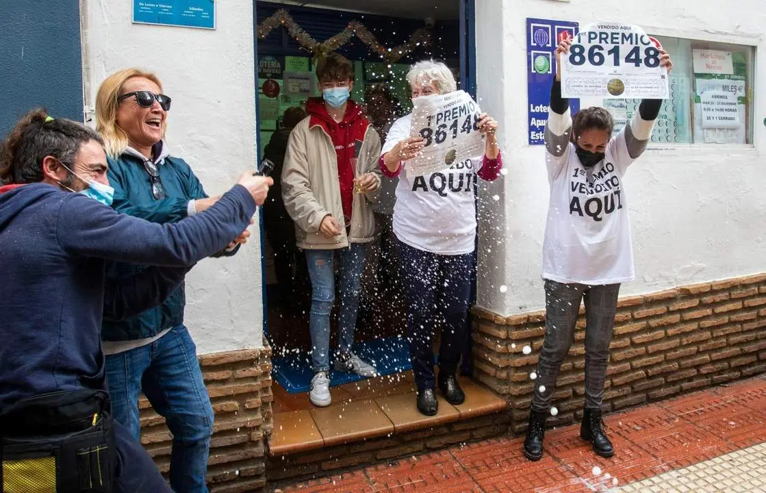 Empleados de la Administraci&oacute;n en plena celebraci&oacute;n. - A. P&Eacute;REZ / EP