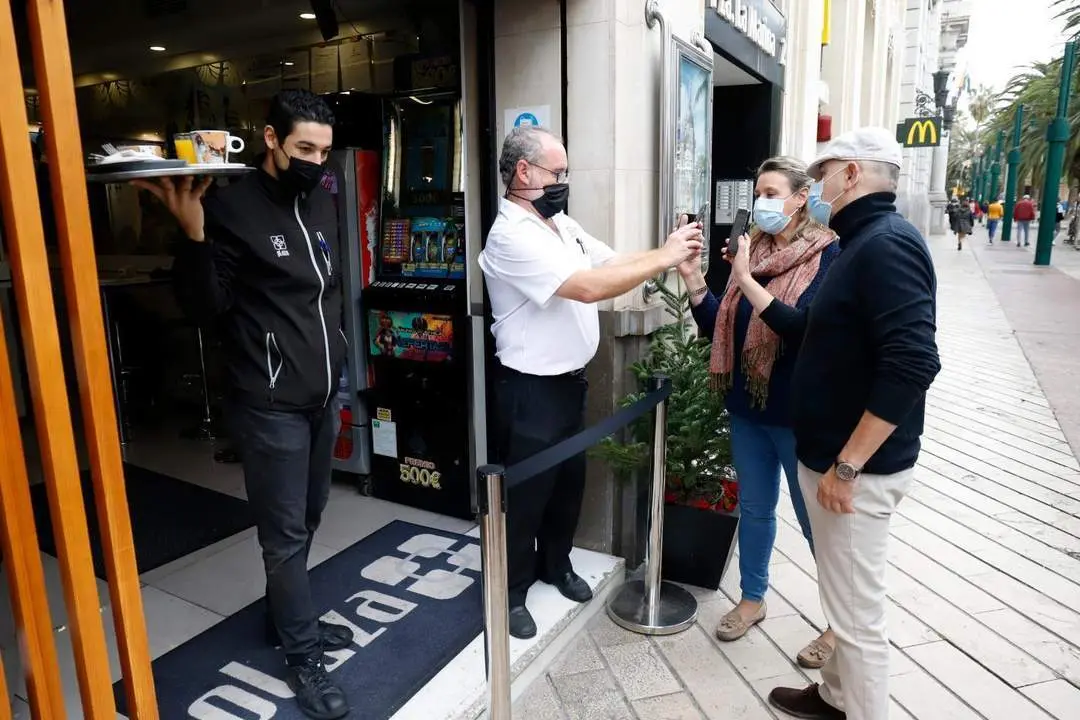 Control del pasaporte covid. - &Aacute;lex Zea/Europa Press