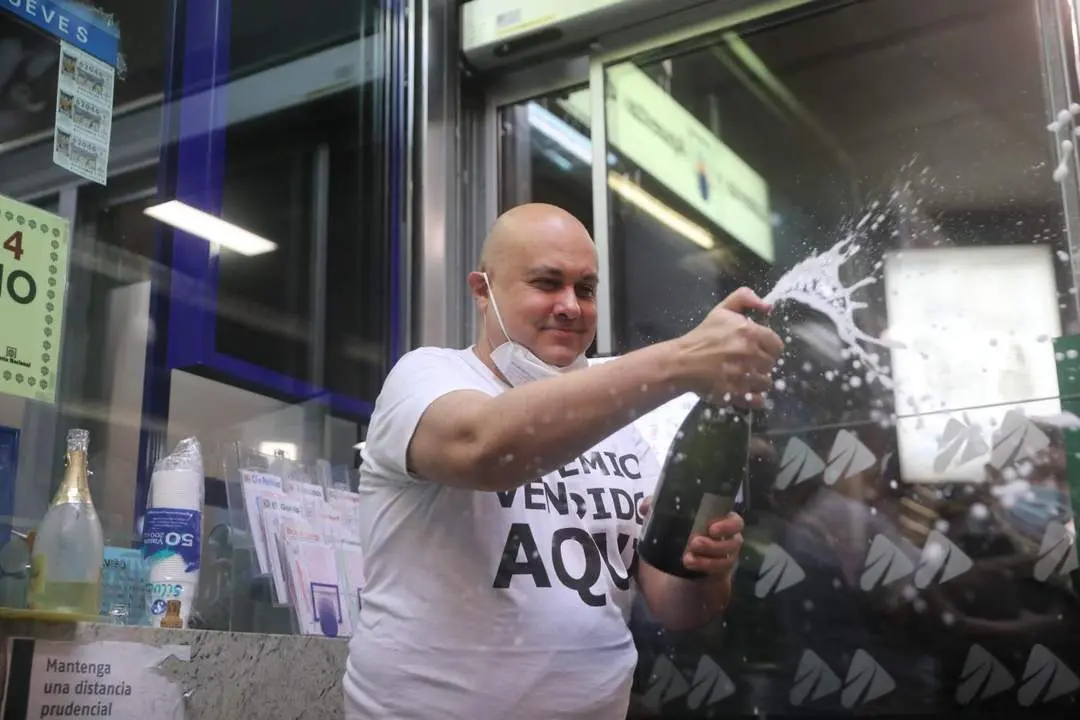 Jos&eacute; Gonz&aacute;lez, empleado de la administraci&oacute;n situada en la zona del AVE de la Estaci&oacute;n de Atocha, celebra que han vendido parte del n&uacute;mero 86148 correspondiente al Gordo. - ISABEL INFANTES / EUROPA PRESS