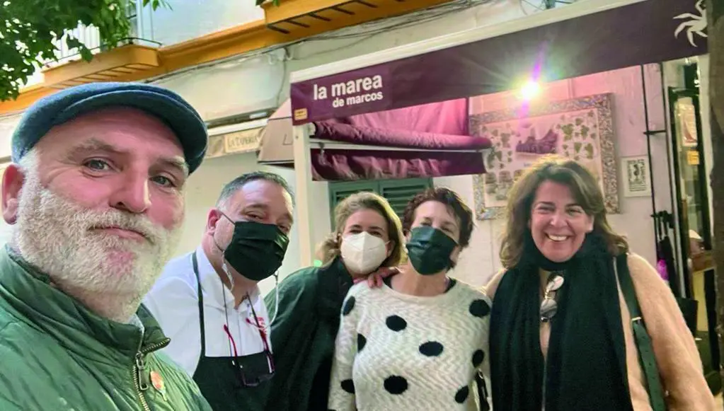 Jos&eacute; Andr&eacute;s se hizo un selfie de recuerdo con Marcos y Tere, due&ntilde;os del restaurante.  - Cedida