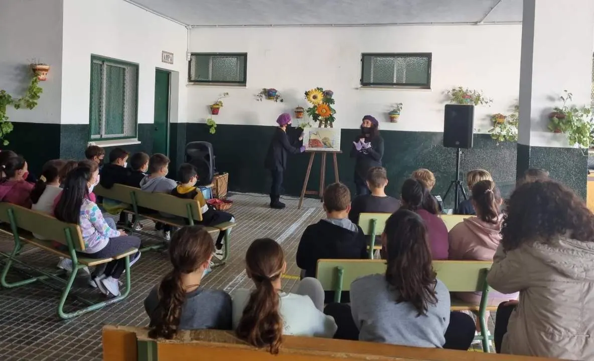 Cuentacuentos en uno de los colegios. - A.I.