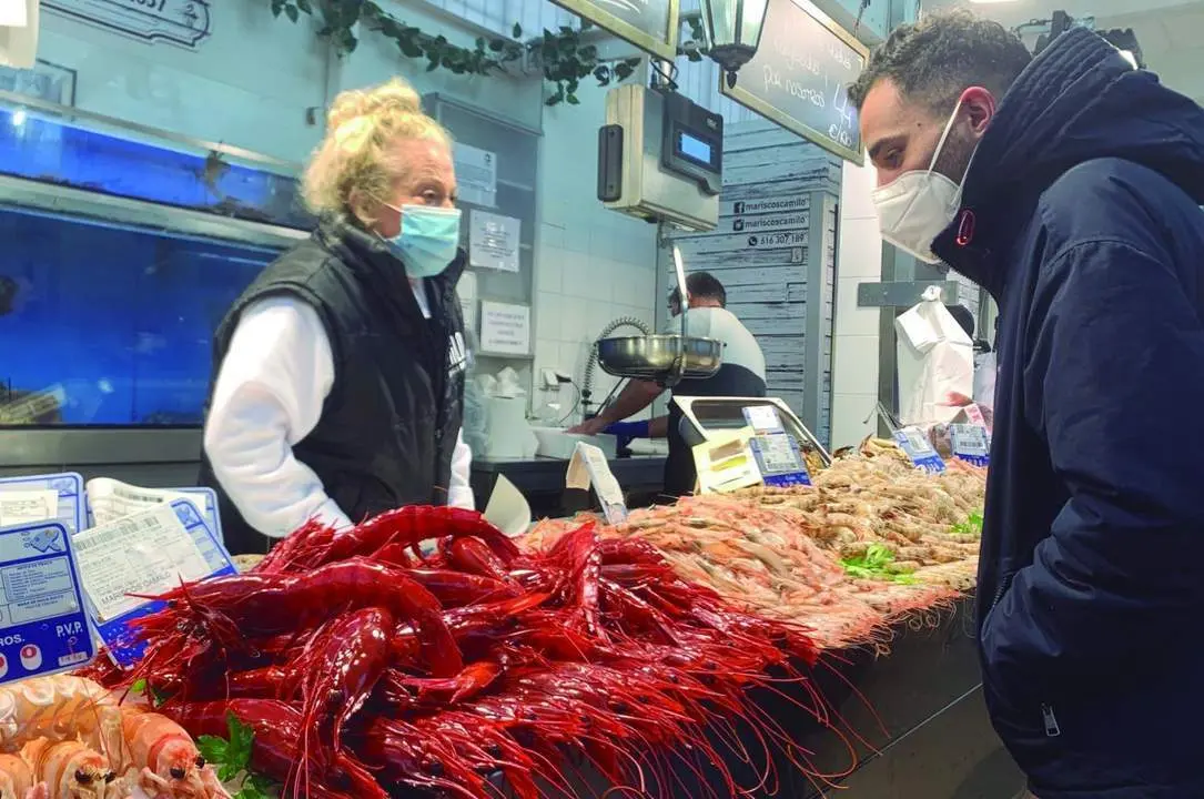 Los gaditanos ultiman sus compras antes de Nochebuena - A. Bernal