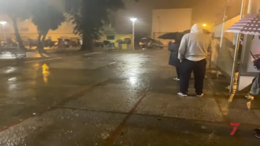 Largas colas bajo la lluvia en las farmacias de Jerez para conseguir test de ant&iacute;genos