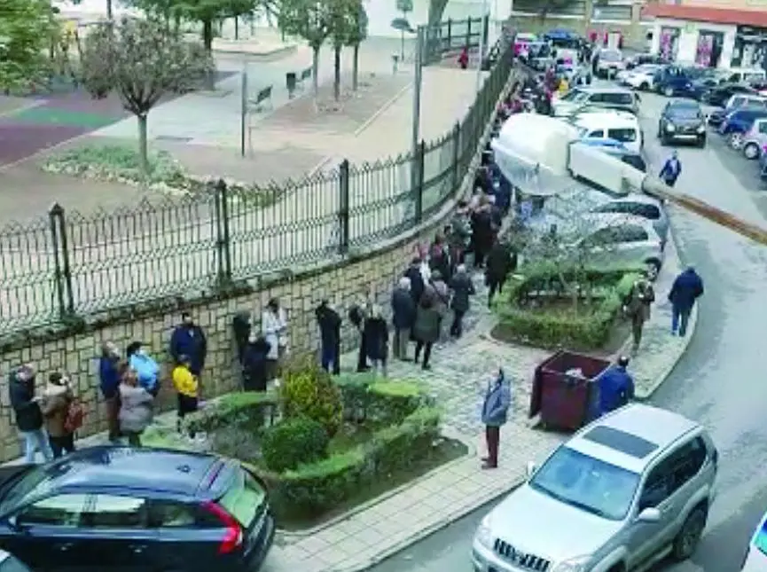 Cola de espera ante el centro de salud de la Explanada de &Uacute;beda. - VIVA JA&Eacute;N