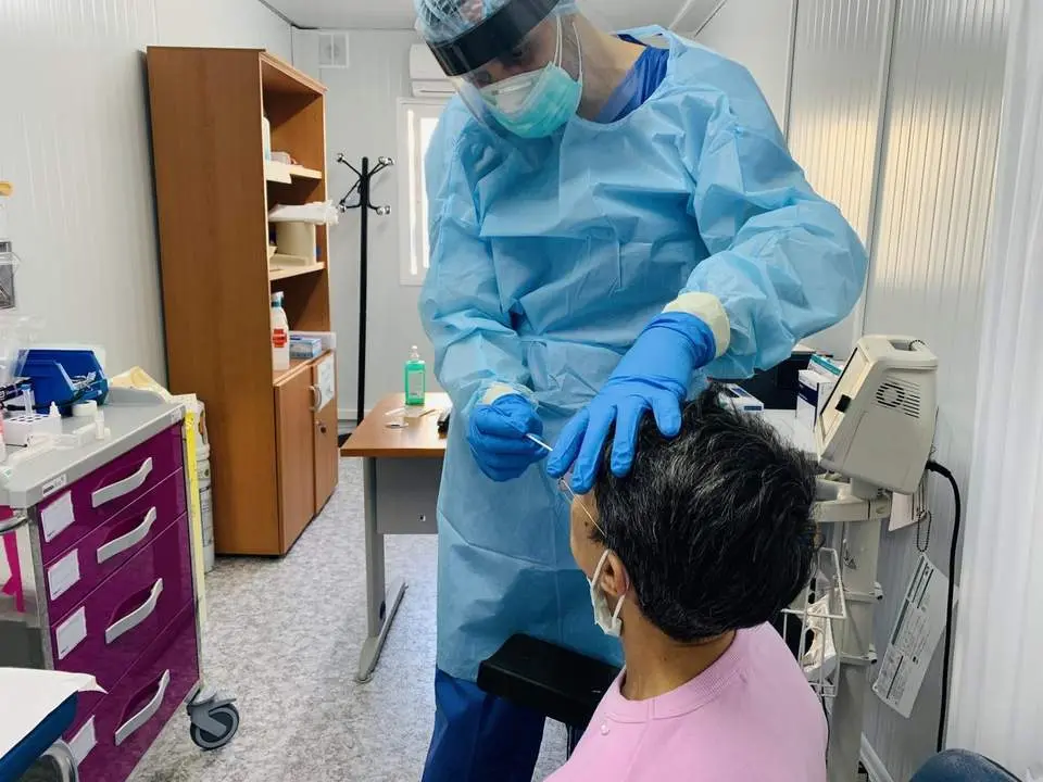 Un sanitario realiza una PCR. - EP
