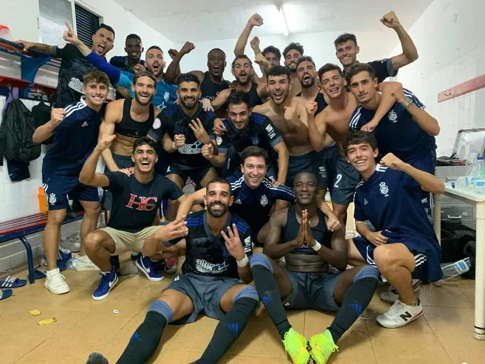 Futbolistas del Recreativo celebrando la victoria en el vestuario del campo del Utrera.  - VH