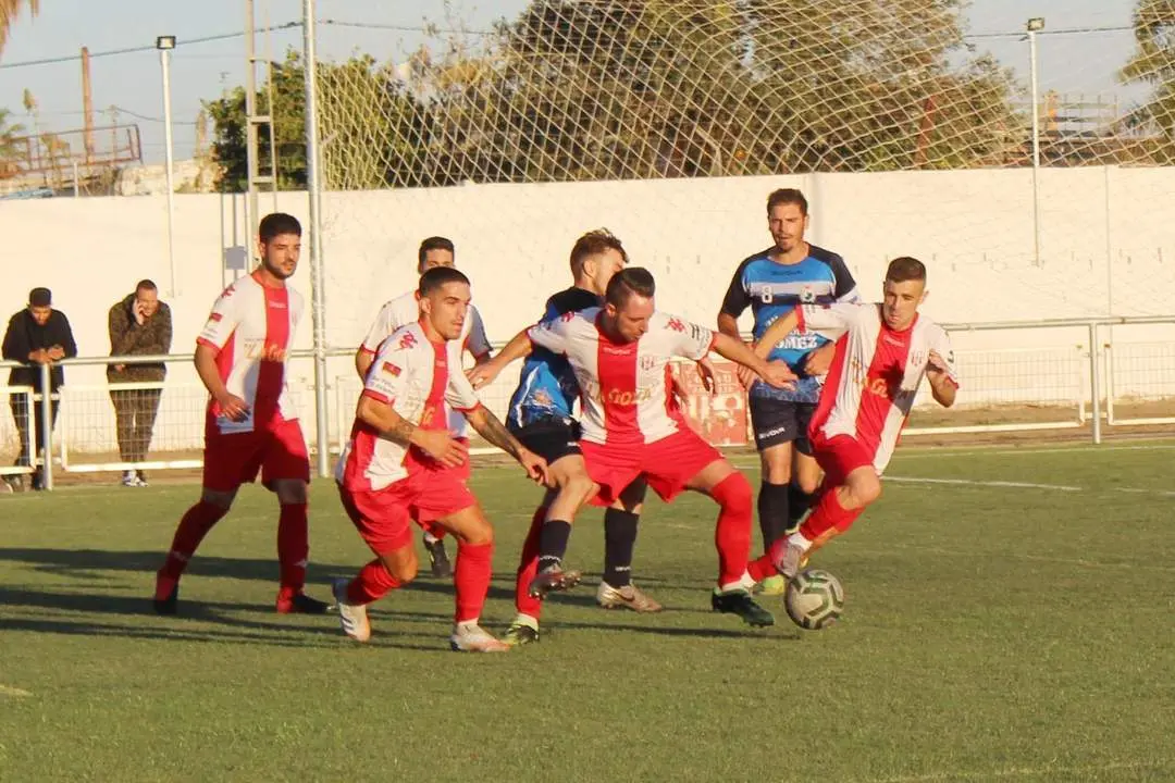 Remo controla el bal&oacute;n en un partido disputado ante la Divina Pastora en el Doro Stadium - Ra&uacute;l J. Bustillos