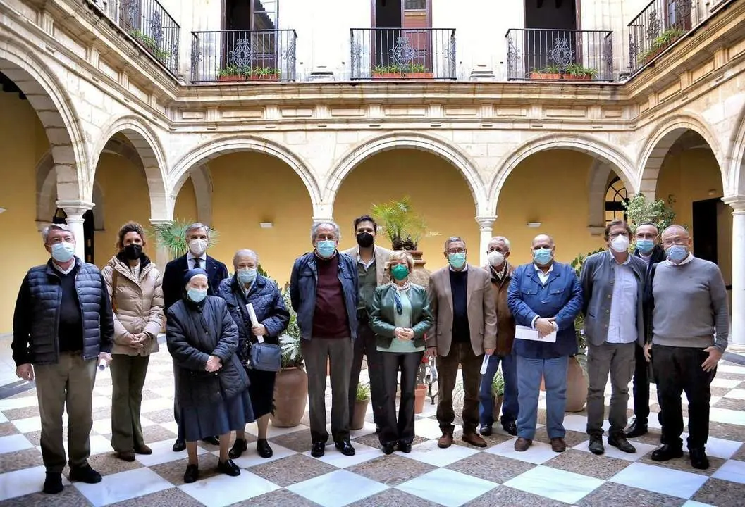 Carmen Collado junto a los representantes de las entidades sociales - JEREZ.ES