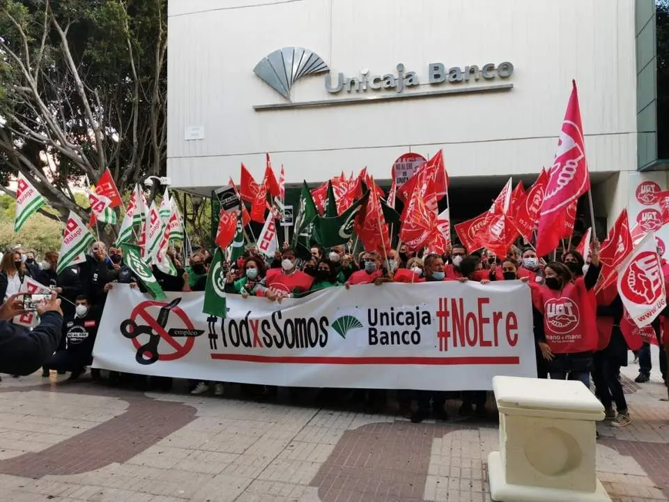 Concentraci&oacute;n contra los despidos de Unicaja Banco ante la sede en M&aacute;laga. - EP