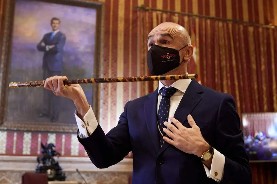 Antonio Mu&ntilde;oz, con el bast&oacute;n de mando de Sevilla. - ep