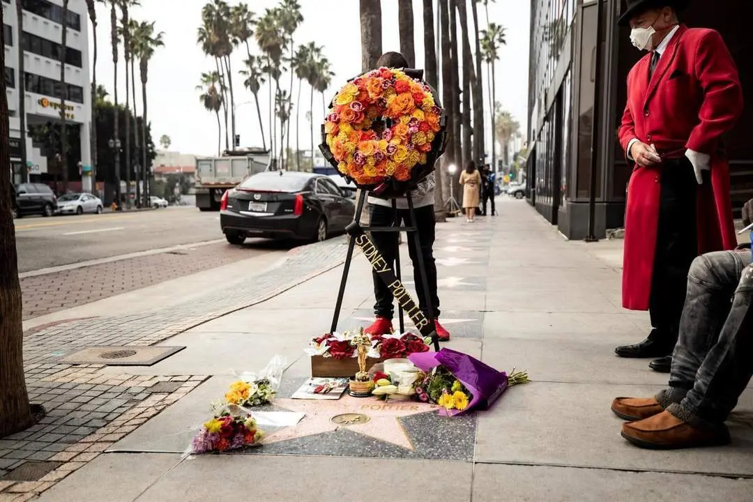 Flores junto a su estrella. - EFE