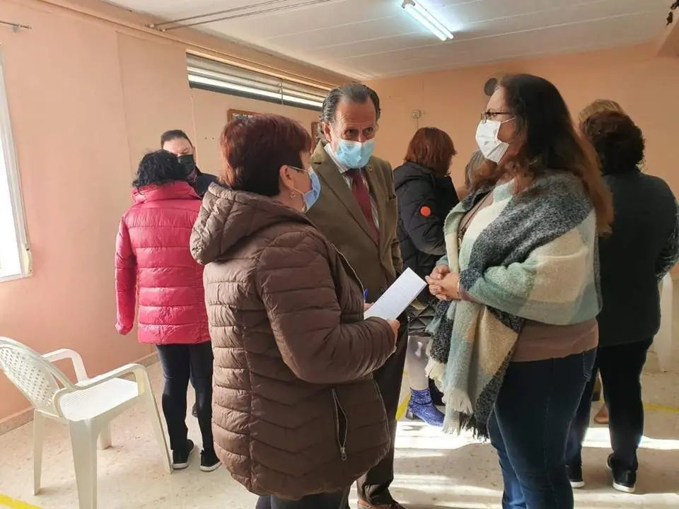 Vecinos de La Carabina con el alcalde. - A.I.