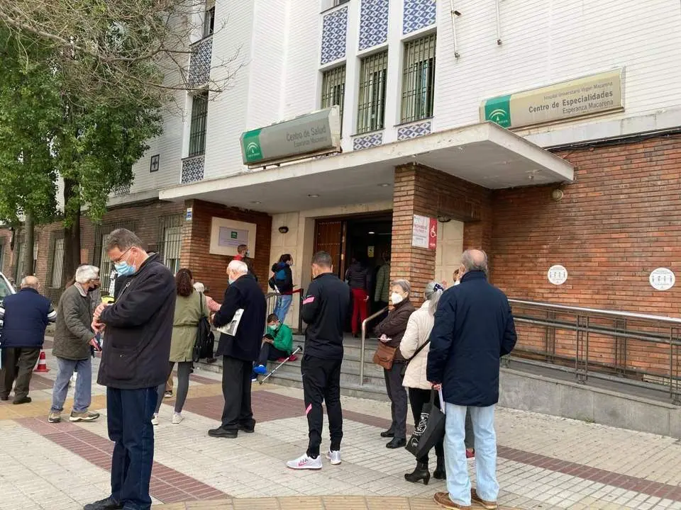 Colas en el centro de salud de Mar&iacute;a Auxiliadora en Sevilla. - Satse