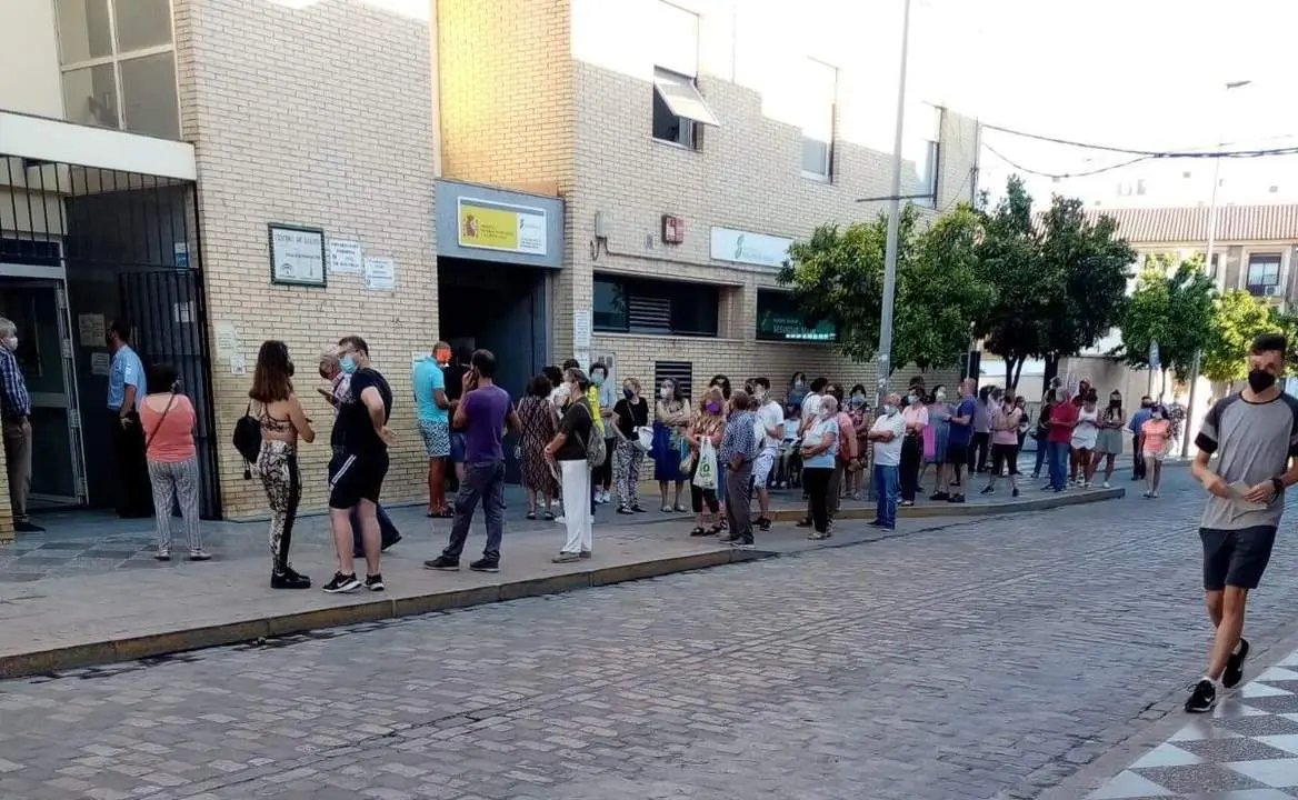 Colas ante el centro de salud de Lebrija. - Archivo