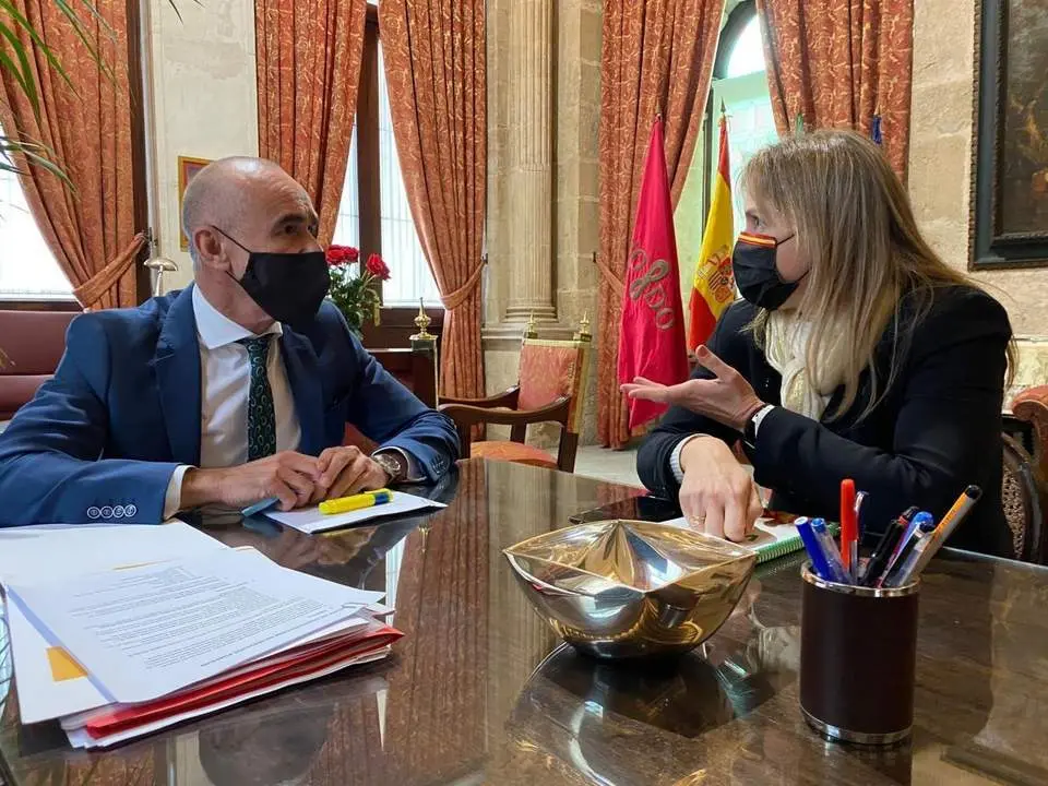 Antonio Mu&ntilde;oz y Cristina Pel&aacute;ez, durante la reuni&oacute;n. - Vox