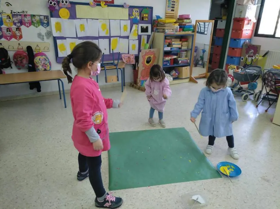 Tres alumnas en un aula del colegio Adersa 2.  - BLOGAVERROES ADERSA 2