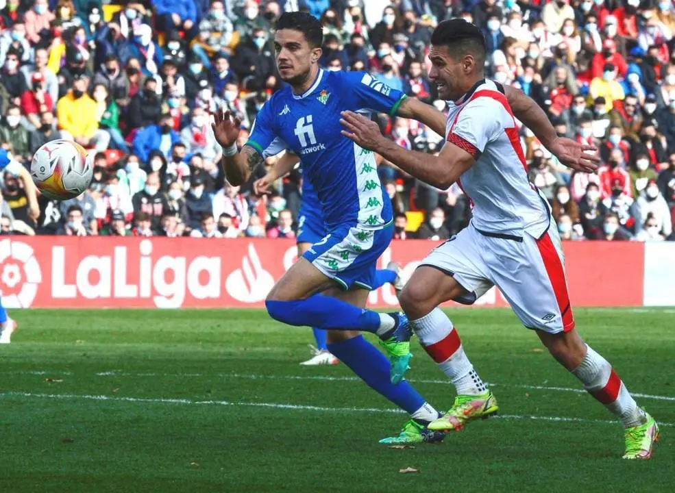 El central del Real Betis, Marc Bartra, durante el partido contra el Rayo Vallecano de la pasada jornada. - efe