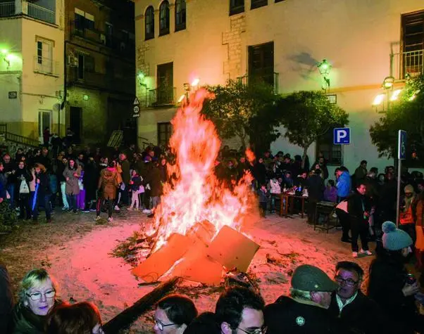 Las lumbres re&uacute;nen a centenares de personas.   - Viva Ja&eacute;n.