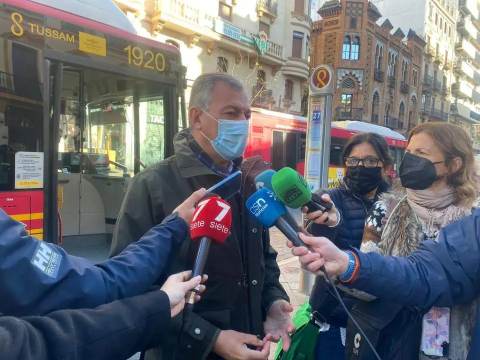 El candidato a la alcald&iacute;a de Sevilla, Jos&eacute; Luis Sanz, atendiendo a los medios. - MMM