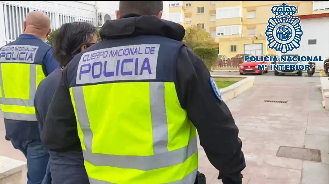 La Polic&iacute;a Nacional con el detenido. - 