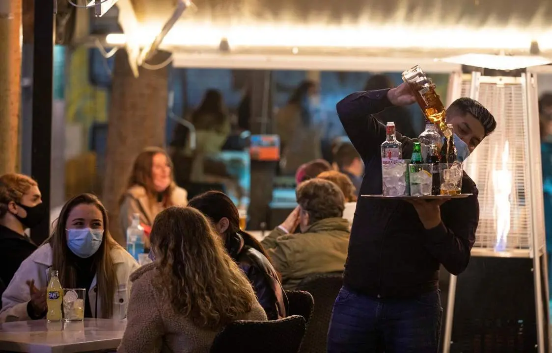 Imagen de archivo de un bar en Sevilla. - MAR&Iacute;A JOS&Eacute; L&Oacute;PEZ / EUROPA PRESS