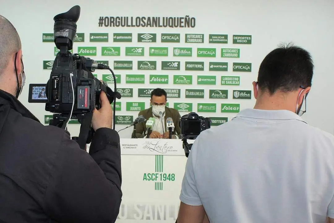Migue Gonz&aacute;lez, el presidente del Atl&eacute;tico Sanluque&ntilde;o, en una rueda de prensa - Ra&uacute;l J. Bustillos