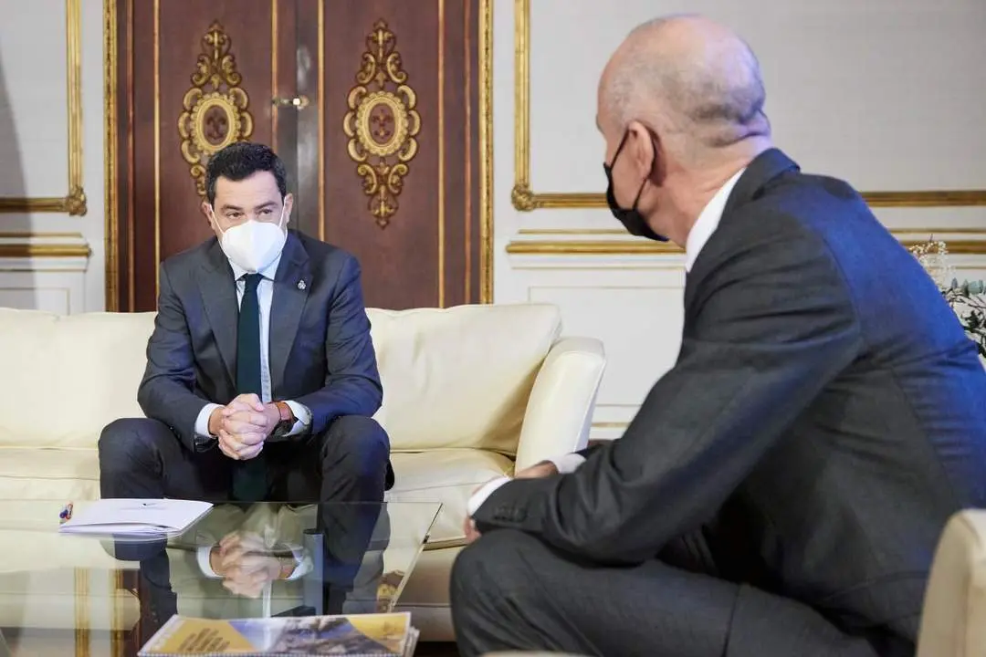 El presidente de la Junta, Juanma Moreno, recibe al reci&eacute;n nombrado alcalde de Sevilla, Antonio Mu&ntilde;oz. - Joaquin Corchero, Europa Press.