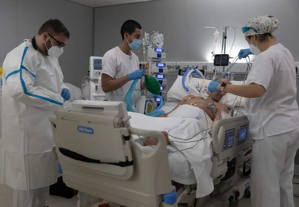 Paciente ingresado en la UCI de un hospital andaluz - Europa Press