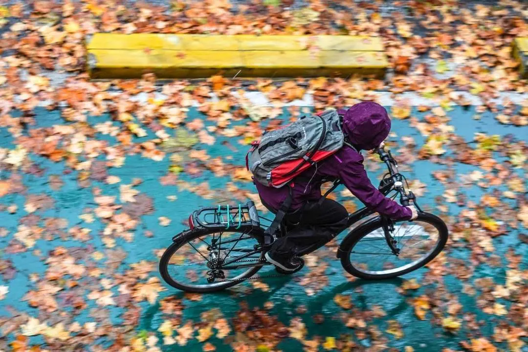 Ciclistas en un d&iacute;a de lluvias intensas y persistente en la capital andaluza, a 22 de diciembre 2021. Sevilla (Andaluc&iacute;a). - EDUARDO BRIONES / EUROPA PRESS