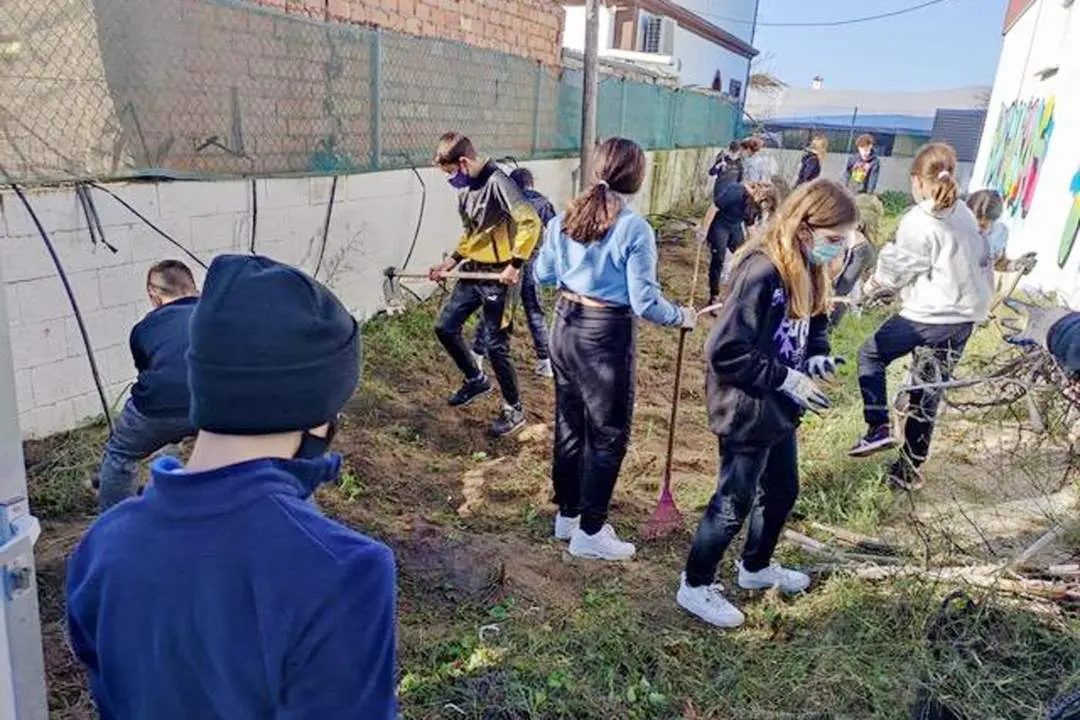Los alumnos del CEIP Caridad Ruiz en el huerto del colegio - CMCR