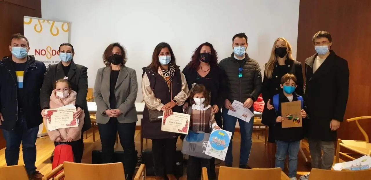 El Ayuntamiento entrega los premios del certamen de postales navide&ntilde;as del Distrito Triana. - AYUNTAMIENTO DE SEVILLA