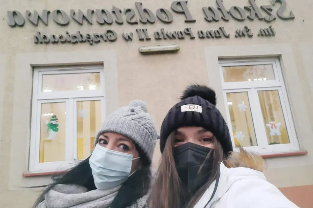 Las dos profesoras que han representado al CEIP Maestra Caridad Ruiz en Polonia - CMCR