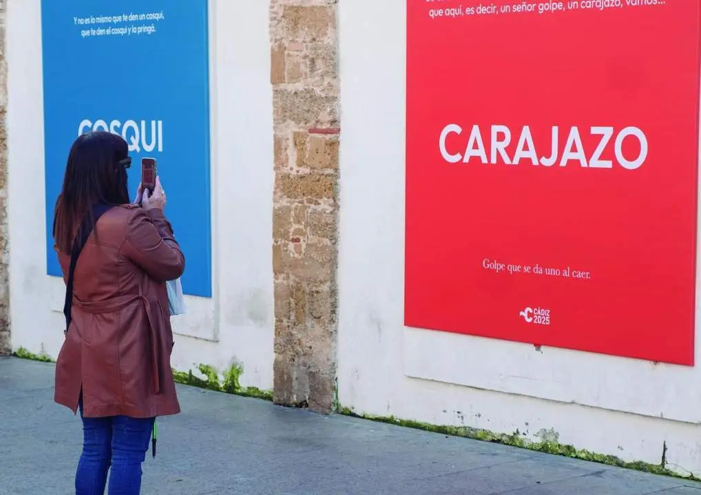 Una chica fotografiando una de las palabras que aparecen en la exposici&oacute;n - Ayuntamiento