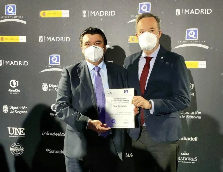 Gabriel Cruz y Manuel G&oacute;mez M&aacute;rquez, con el diploma de 'Q' de Calidad Tur&iacute;stica. - VH