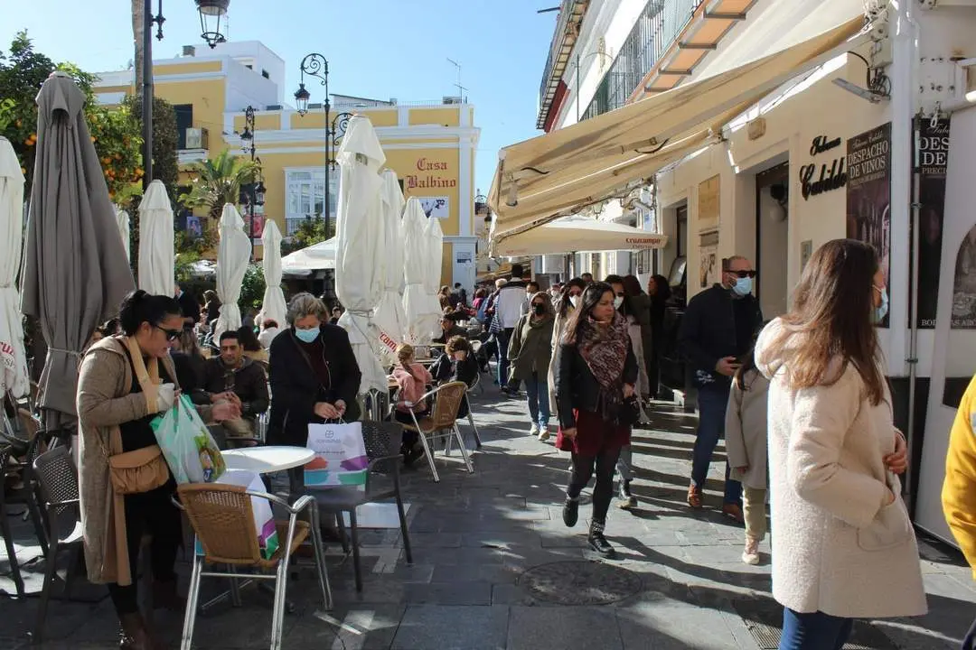Sanluque&ntilde;os con mascarilla en el centro de la ciudad. - Ra&uacute;l J. Bustillos