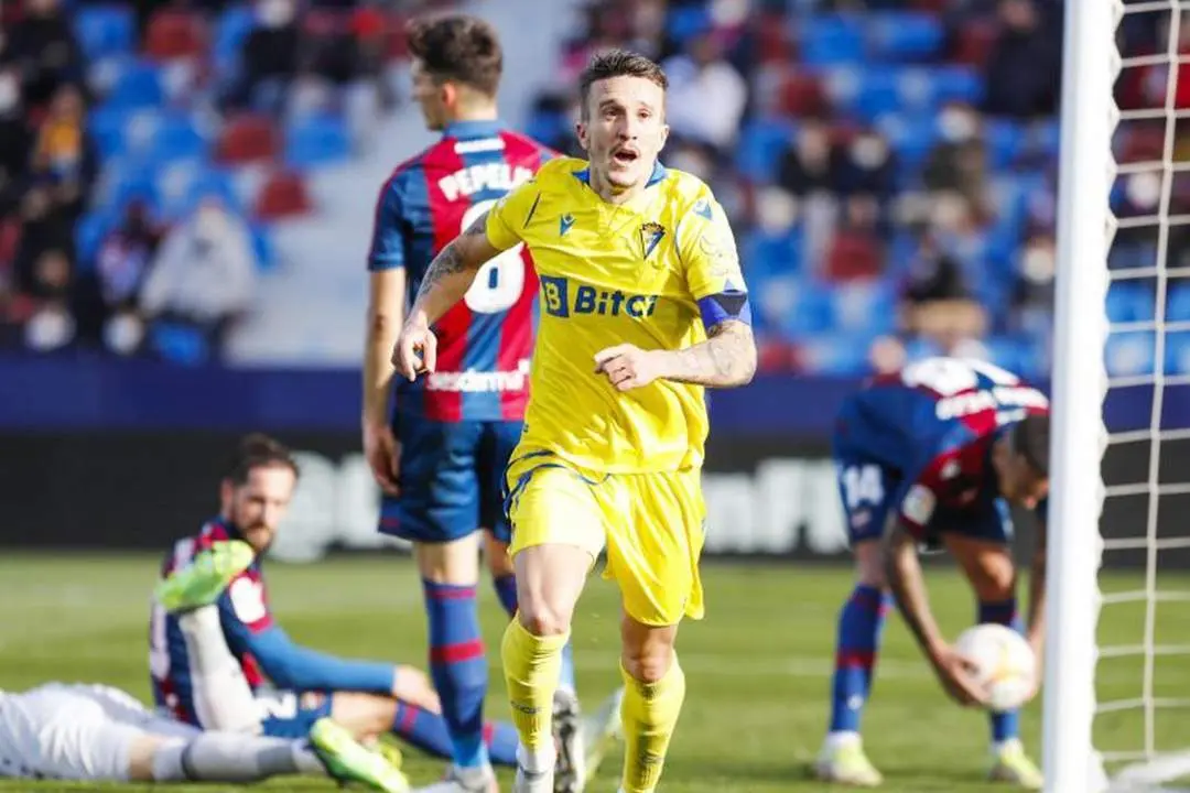 Salvi, euf&oacute;rico tras lograr el 0-2 en el Ciutat de Valencia - LLS