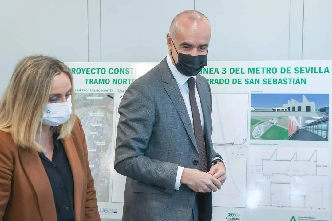 La consejera de Fomento, Infraestructuras y Ordenaci&oacute;n del Territorio, Marifr&aacute;n Carazo, junto con el alcalde de Sevilla. - JOAQU&Iacute;N CORCHERO / EUROPA PRESS