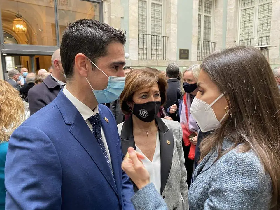 Una imagen del encuentro entre la reina Letizia y el alcalde de Alcal&aacute;, Marino Aguilera.  - 