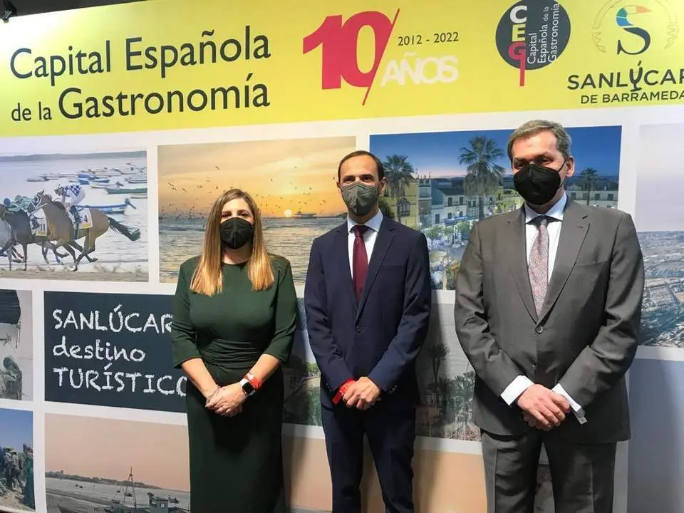 El alcalde, junto a la presidenta de Diputaci&oacute;n y el concejal de Turismo. - N. Garc&iacute;a