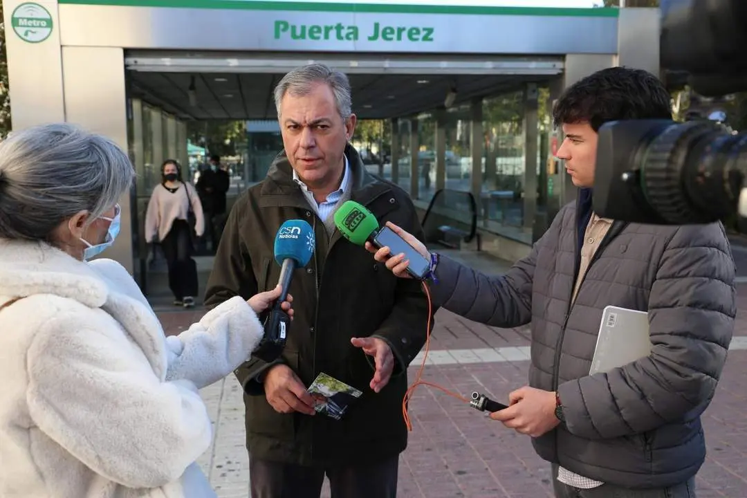 El candidato del PP a la Alcald&iacute;a de Sevilla, Jos&eacute; Luis Sanz, en la atenci&oacute;n a medios en la estaci&oacute;n del Metro en la Puerta de Jerez.  - PP