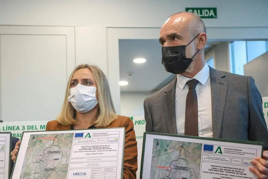 La consejera de Fomento, Infraestructuras y Ordenaci&oacute;n del Territorio, Marifr&aacute;n Carazo, junto con el alcalde de Sevilla, Antonio Mu&ntilde;oz. - JOAQU&Iacute;N CORCHERO / EUROPAP PRESS