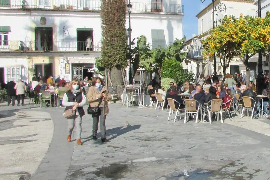 Dos mujeres con mascarilla pasean por la plaza del Cabildo. - Ra&uacute;l J. Bustillos.