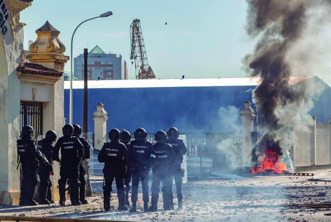 Cargas policiales durante el primer d&iacute;a de huelga indefinida del sector del metal en C&aacute;diz - EFE