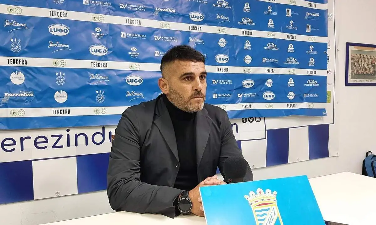 Emilio Fajardo, este mi&eacute;rcoles en rueda de prensa tras el empate ante el Pozoblanco. - Viva Jerez