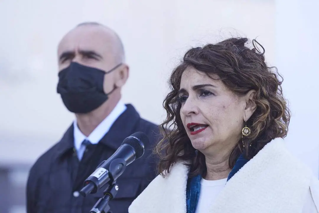 El alcalde de Sevilla, Antonio Mu&ntilde;oz y la ministra de Hacienda, Mar&iacute;a Jes&uacute;s Montero. - JOAQUIN CORCHERO / EUROPA PRESS